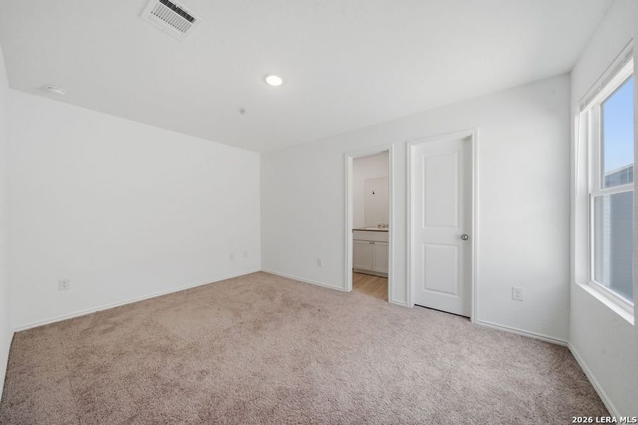 Spacious, unfurnished interior of a new home in Aston Park, San Antonio (Image 14).