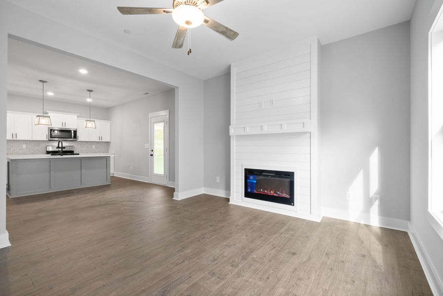Spacious, unfurnished interior of a new home in Garrettsburg Meadows, Clarksville (Image 6).