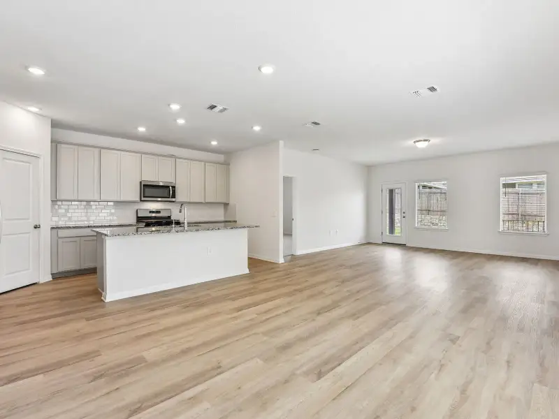 Spacious, unfurnished interior of a new home in Lexington Parke, Del Valle (Image 8).