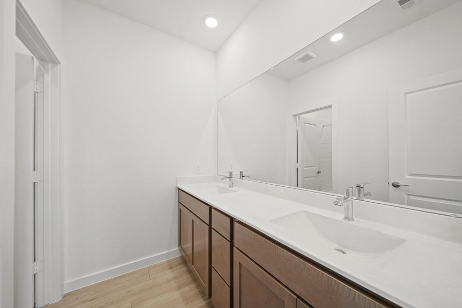 Furnished interior view inside a new home in Riverside Estates, Mont Belvieu (Image 6).