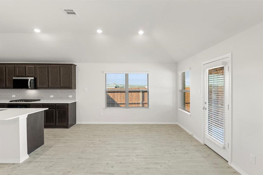 13. 118 Coyote - Dining 13. 118 Coyote - Dining