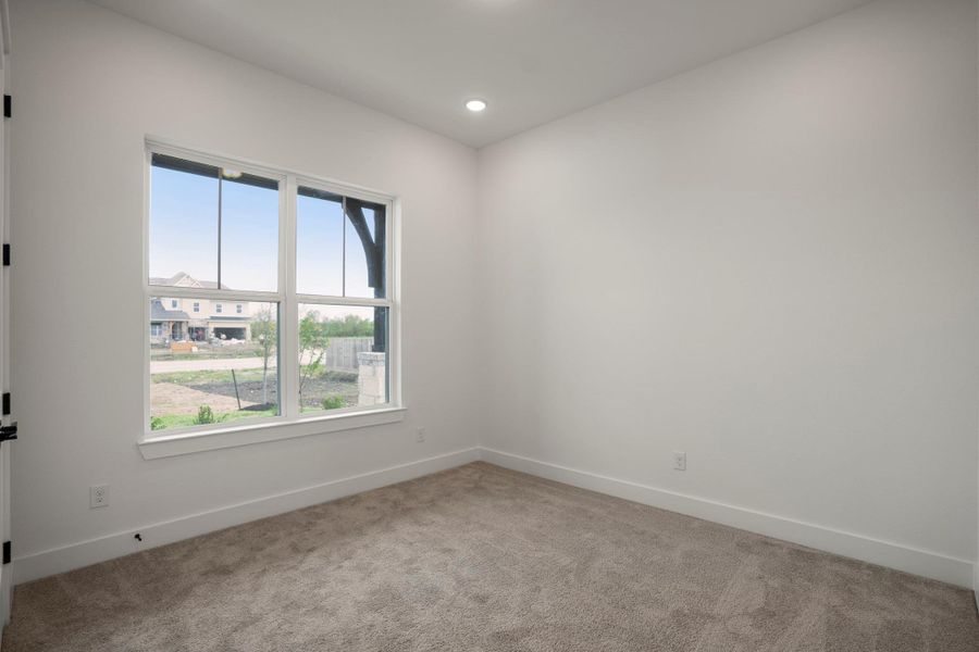 Spacious, unfurnished interior of a new home in Magnolia Bend, Rosharon (Image 26).