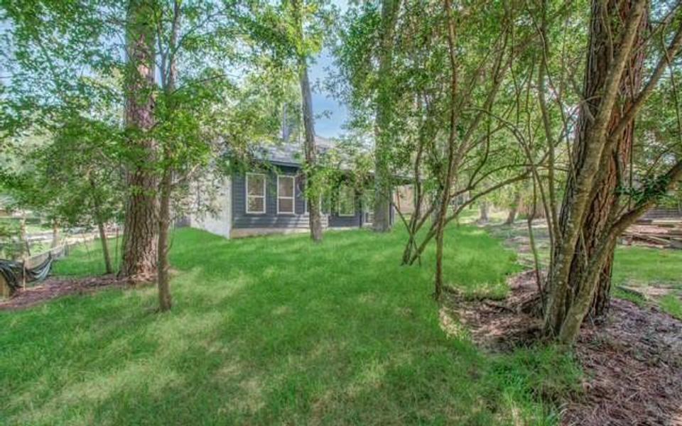 Exterior details and patio area of a home in , Huntsville (Image 4).
