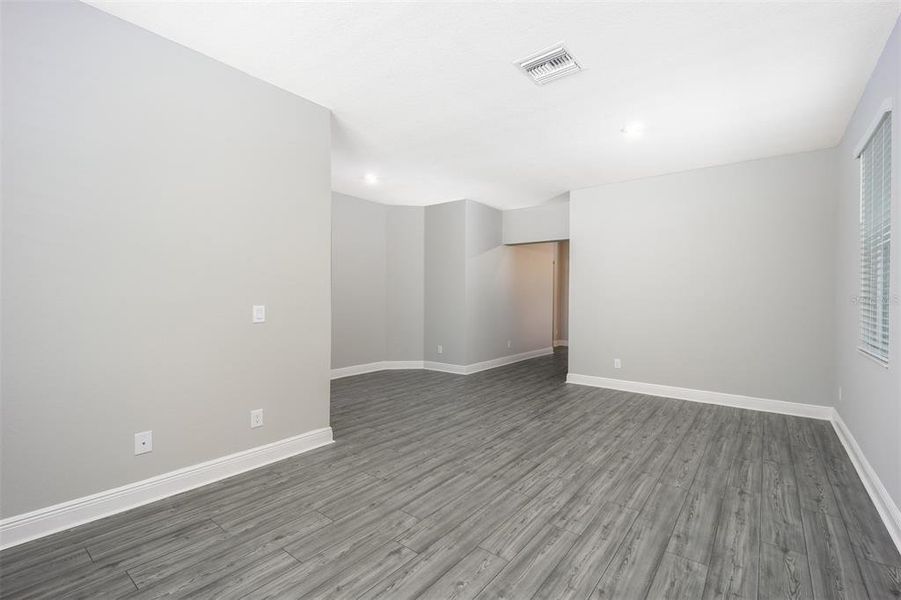 Spacious, unfurnished interior of a new home in Gum Lake Preserve, Lake Alfred (Image 7).