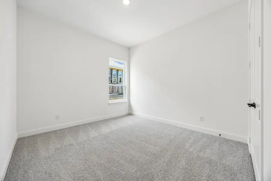 Spacious, unfurnished interior of a new home in Country Lakes, Denton (Image 28).