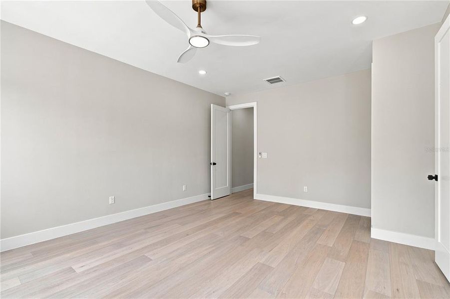 Spacious, unfurnished interior of a new home in , Tampa (Image 47).