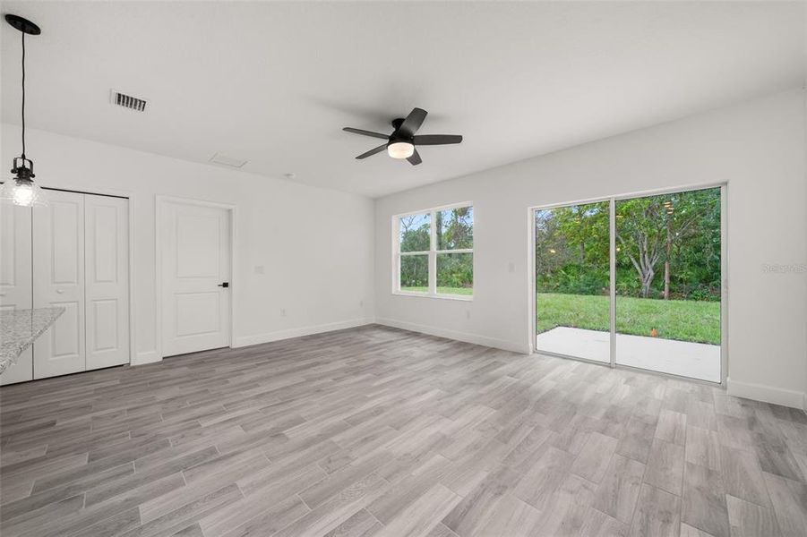 Spacious, unfurnished interior of a new home in , Sebring (Image 23).