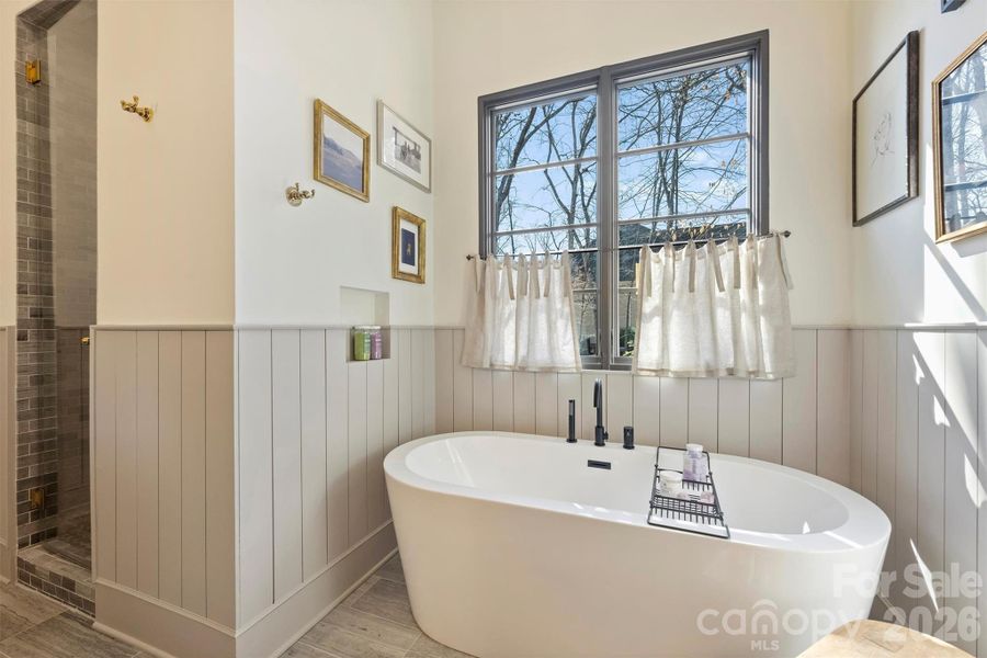 Soaking Tub - Primary