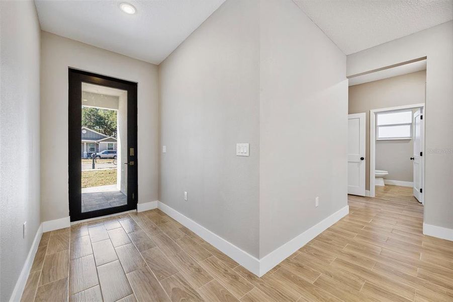 Spacious, unfurnished interior of a new home in , Tampa (Image 19).