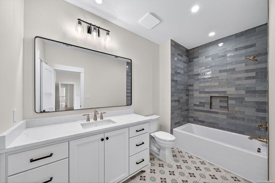 Furnished interior view inside a new home in , Alamo Heights (Image 11).