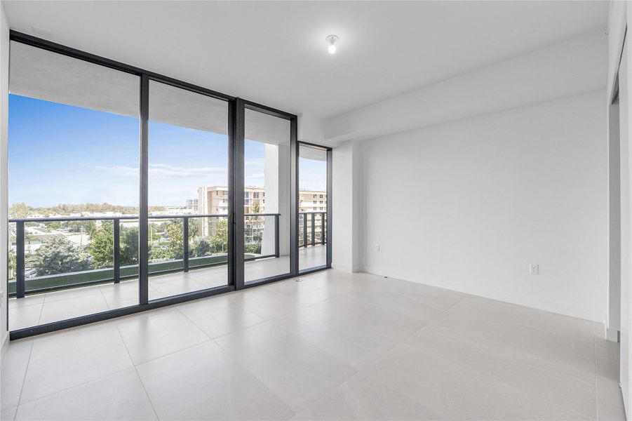 Spacious, unfurnished interior of a new home in Casamar, Pompano Beach (Image 23).