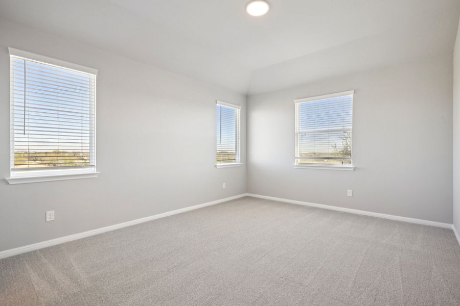 Spacious, unfurnished interior of a new home in Porter Country, Buda (Image 31).