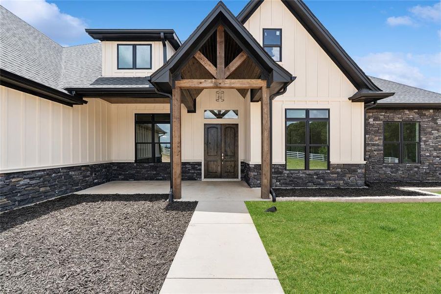 Exterior details and patio area of a home in , Bullard (Image 3).
