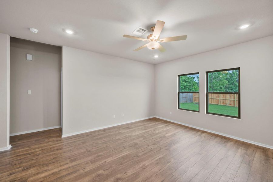 Spacious, unfurnished interior of a new home in Westridge Cove, Conroe (Image 25).