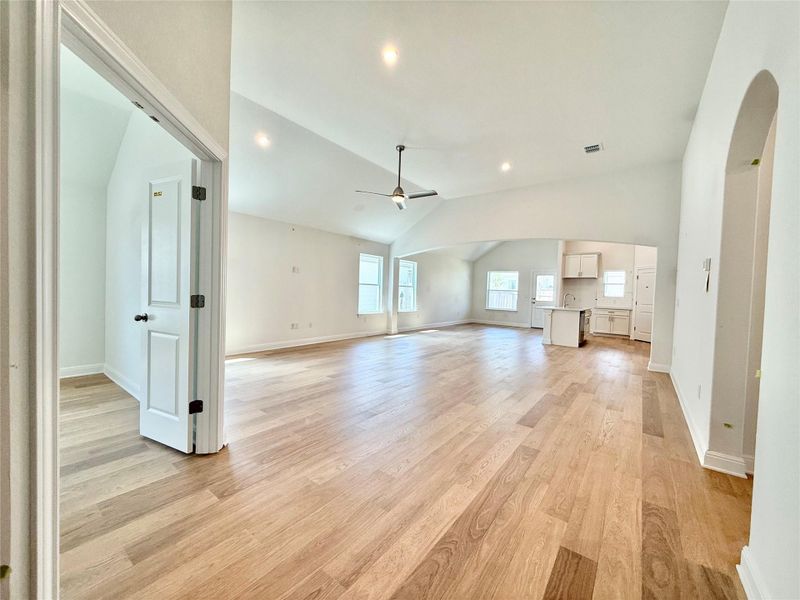 Spacious, unfurnished interior of a new home in Porter Country, Buda (Image 18).