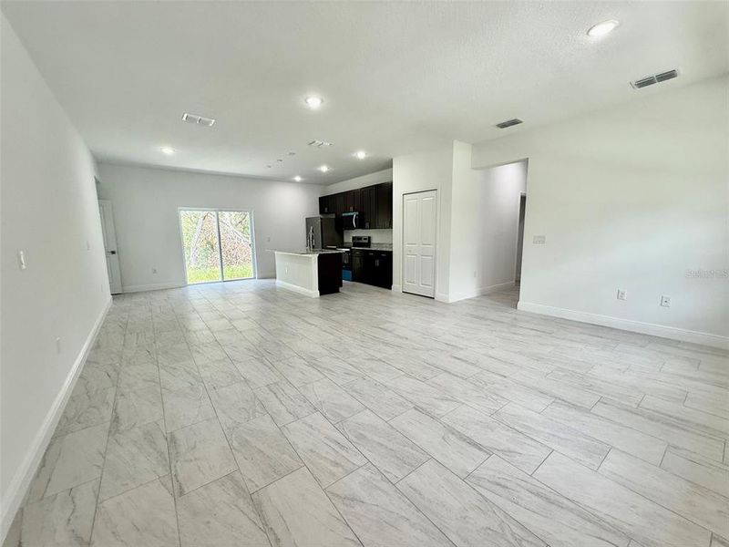 Spacious, unfurnished interior of a new home in , Citrus Springs (Image 17).