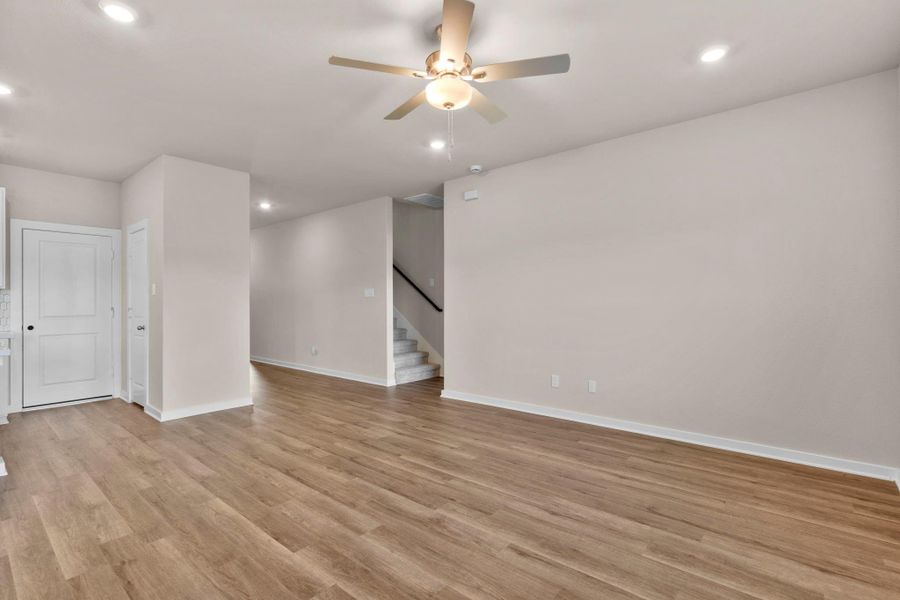 Spacious, unfurnished interior of a new home in Laurel Landing 40', Alvin (Image 15).