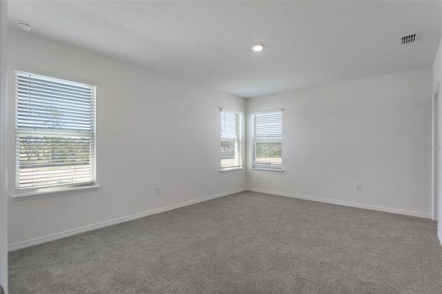 Spacious, unfurnished interior of a new home in Waterleigh, Winter Garden (Image 26).