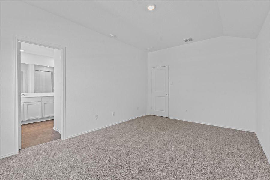 Spacious, unfurnished interior of a new home in Valverde, Bastrop (Image 30).