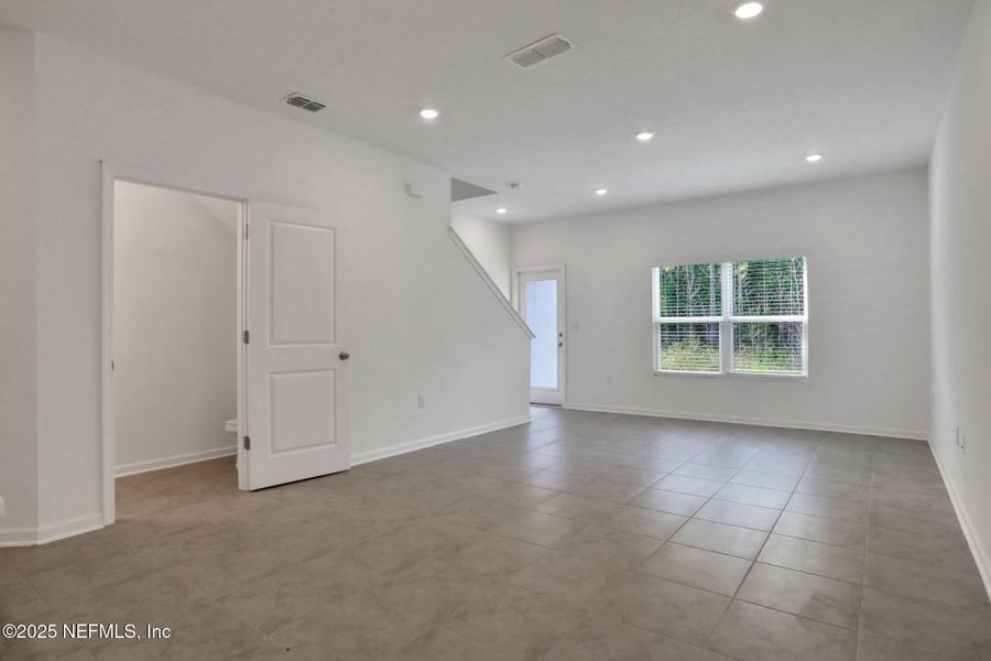 Spacious, unfurnished interior of a new home in Atlantis Pointe, Middleburg (Image 17).