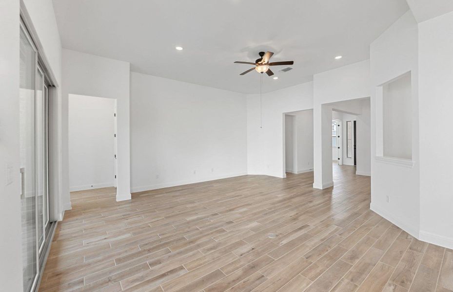 Spacious, unfurnished interior of a new home in Bluffview Reserve, Leander (Image 27).