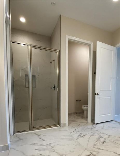Spacious, unfurnished interior of a new home in Valencia Ridge (55+), Wesley Chapel (Image 22).