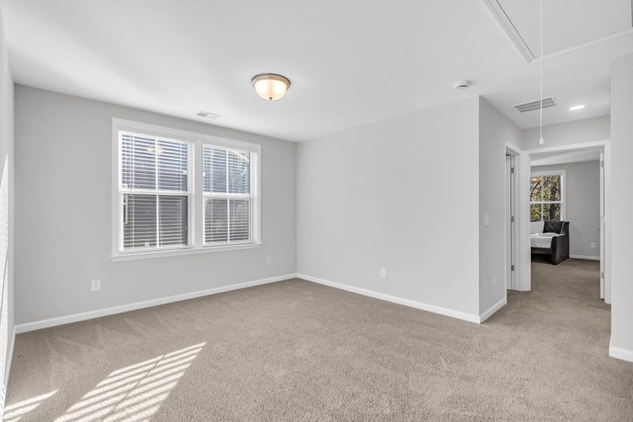Spacious, unfurnished interior of a new home in , Summerville (Image 23).