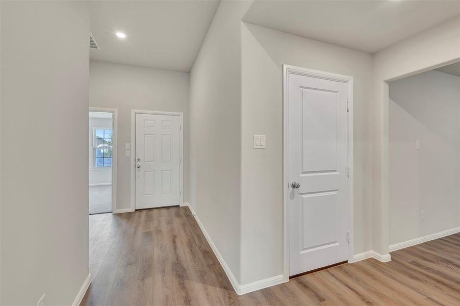 Spacious, unfurnished interior of a new home in Forest Park, Princeton (Image 18).