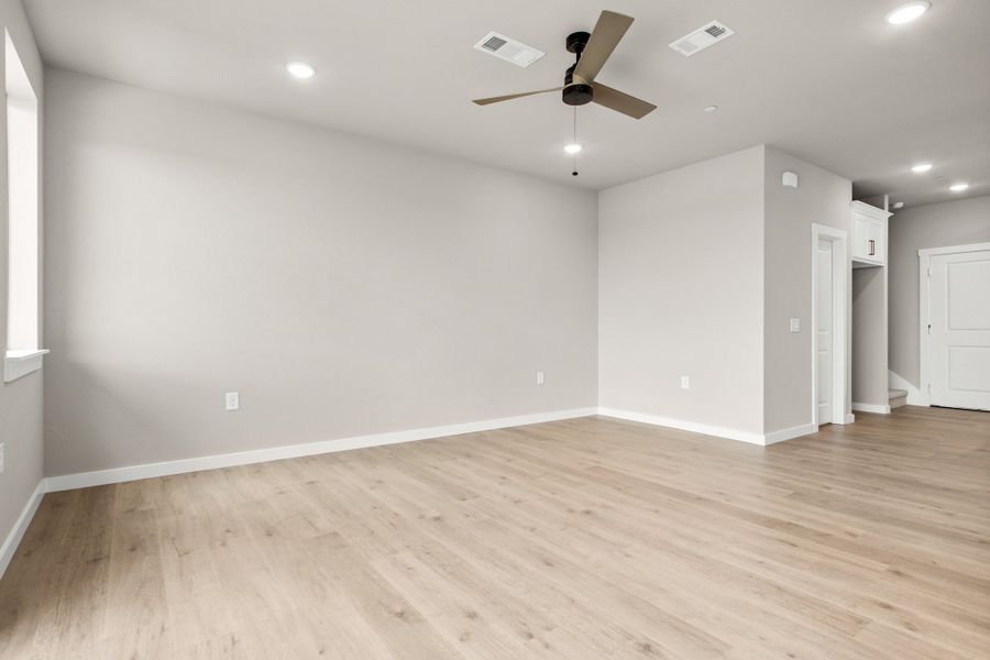 Spacious, unfurnished interior of a new home in Wildridge, Oak Point (Image 24).