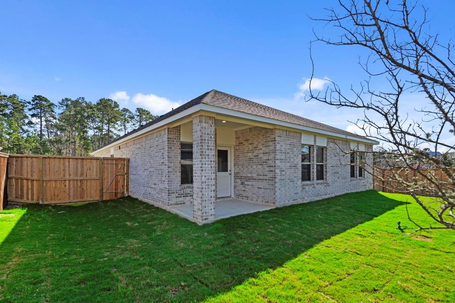 Exterior details and patio area of a home in Westridge Cove, Conroe (Image 3).