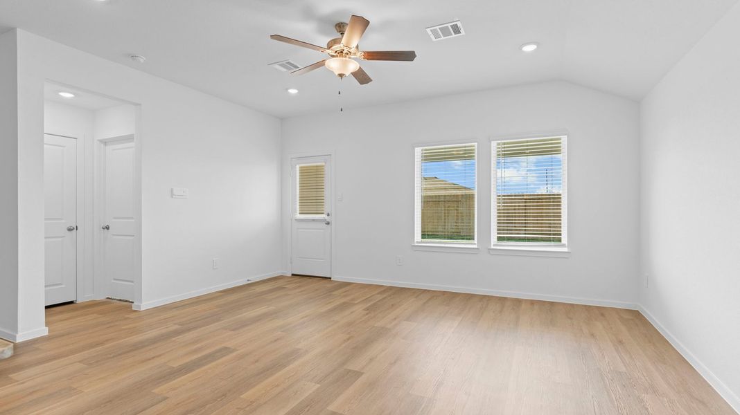 Spacious, unfurnished interior of a new home in Caldwell Crossing, Iowa Colony (Image 16).