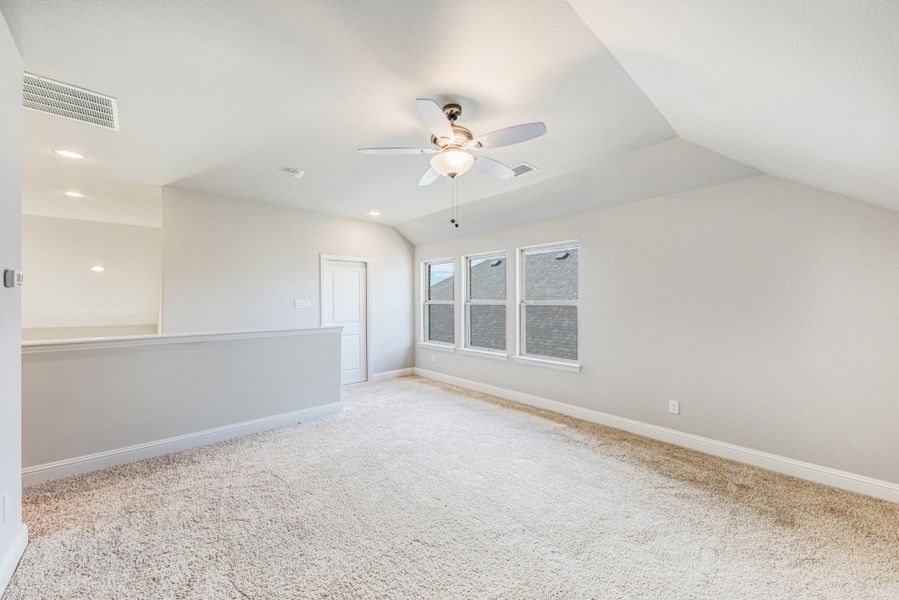 Representative unfurnished interior of a home built from the Nueces by UnionMain Homes in Lake Breeze, Lavon (Image 38).
