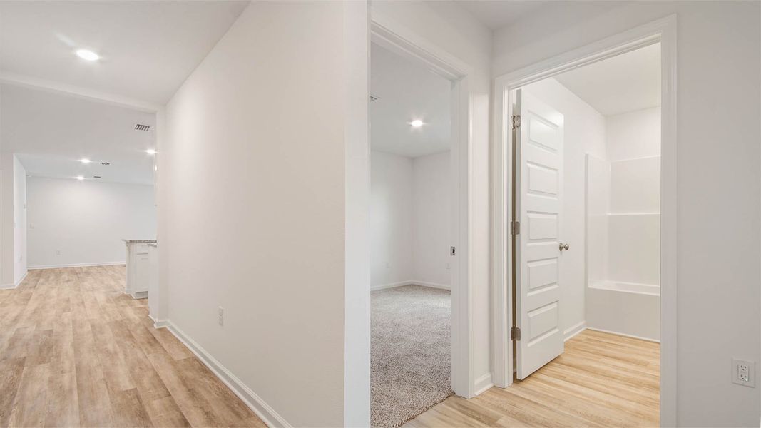 Spacious, unfurnished interior of a new home in Sunny Hills, Chipley (Image 15).