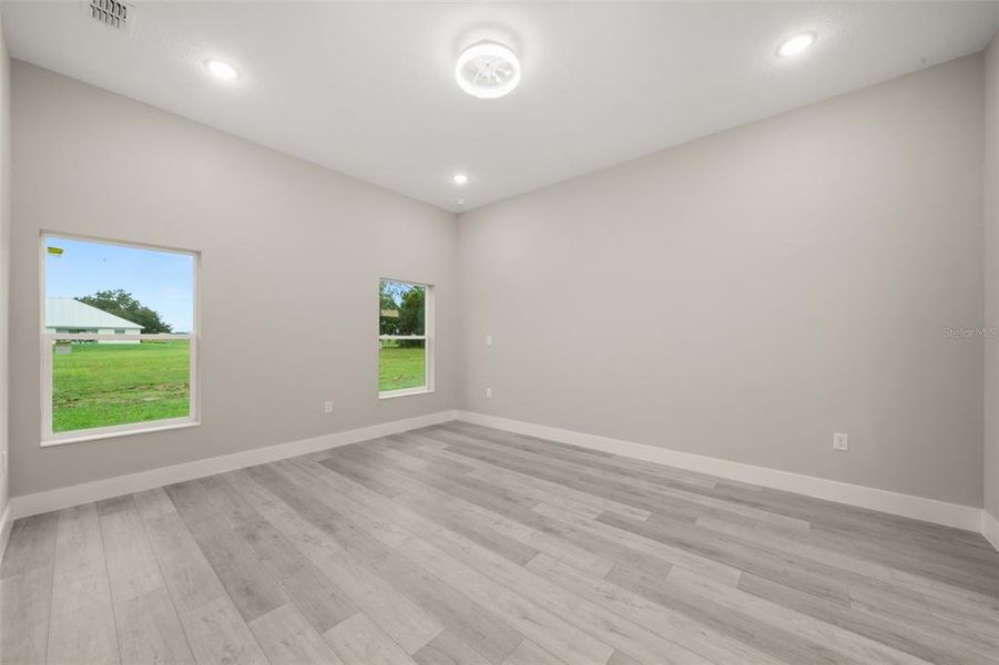 Spacious, unfurnished interior of a new home in , Sebring (Image 20).