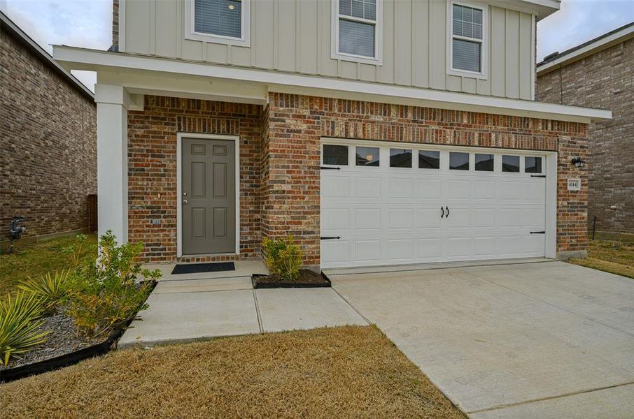 Exterior details and patio area of a home in Creekview Fossil Ridge, Pilot Point (Image 3).