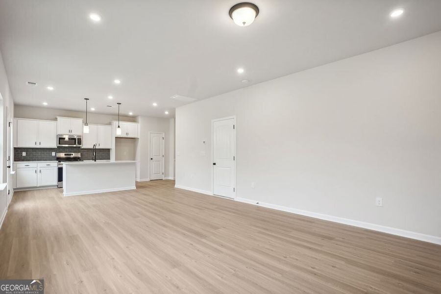 Spacious, unfurnished interior of a new home in Stonebridge North, Macon (Image 14).