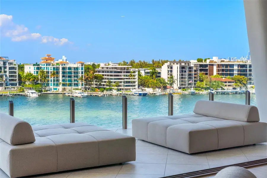 Condo located in Miami, FL showcasing its design and architecture (Image 5).