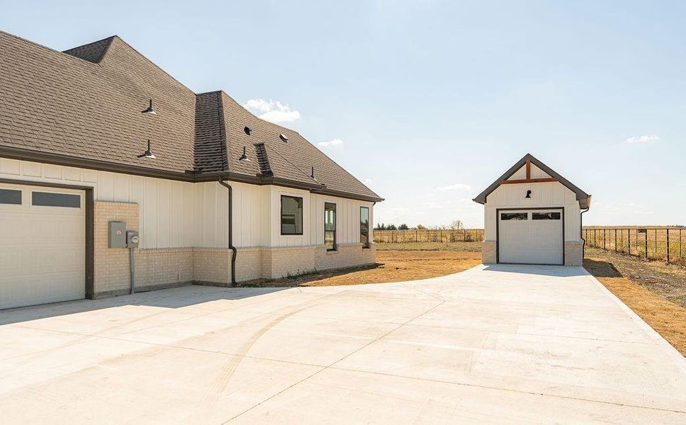Exterior details and patio area of a home in , Waxahachie (Image 25).