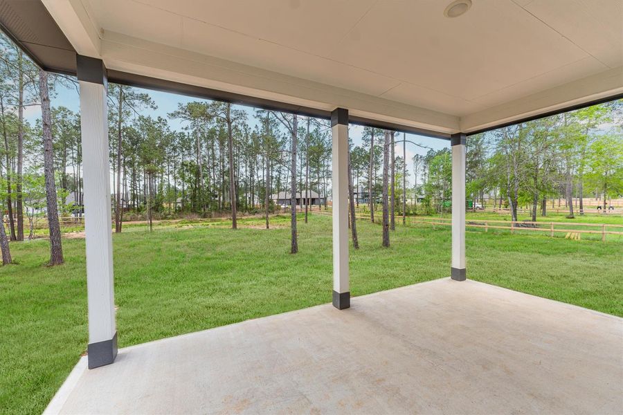 Exterior details and patio area of a home in Deer Pines, Conroe (Image 4).