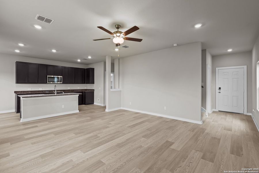 Spacious, unfurnished interior of a new home in Garden Grove, Schertz (Image 15).