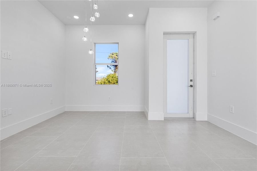 Spacious, unfurnished interior of a new home in , Lehigh Acres (Image 12).