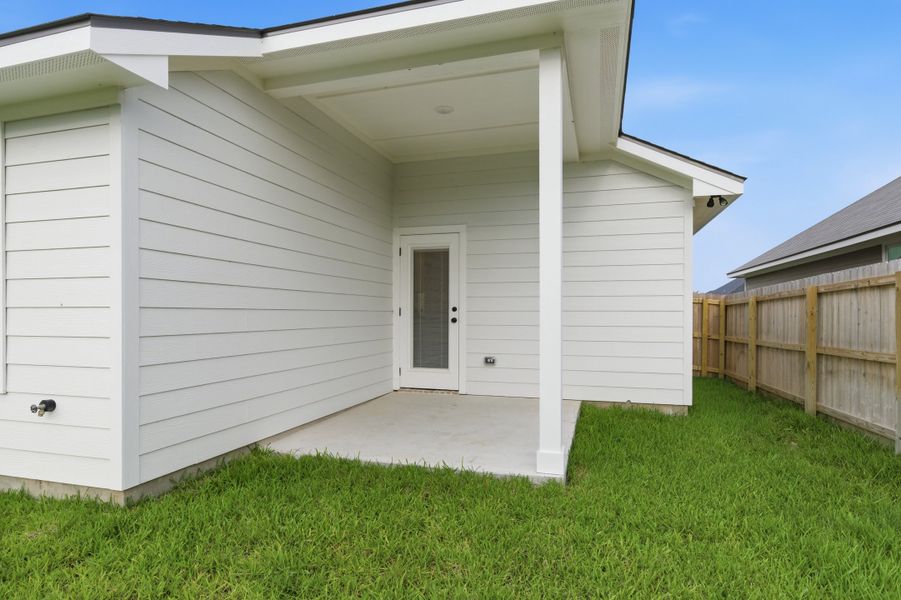 Exterior details and patio area of a home in Bonham Trace, Bryan (Image 21).
