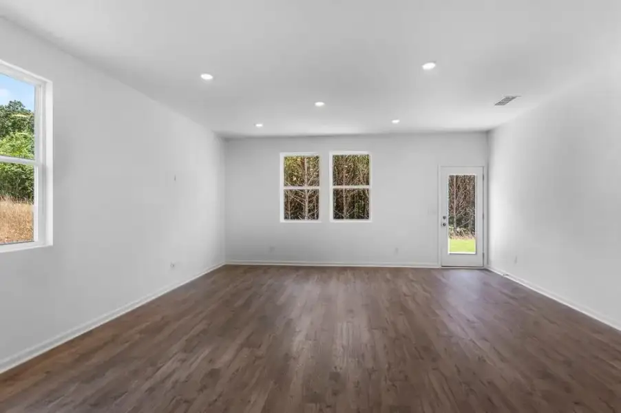Spacious, unfurnished interior of a new home in Heritage River, Euharlee (Image 8).