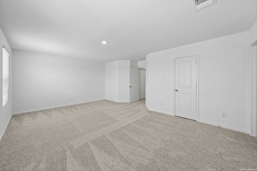 Spacious, unfurnished interior of a new home in , San Antonio (Image 10).