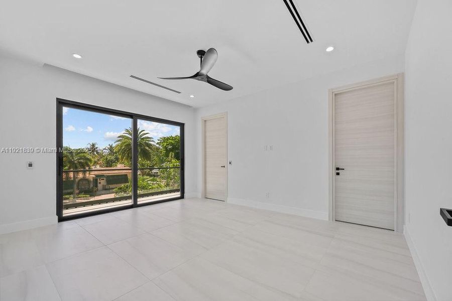 Spacious, unfurnished interior of a new home in , Fort Lauderdale (Image 66). Spacious, unfurnished interior of a new home in , Fort Lauderdale (Image 66).