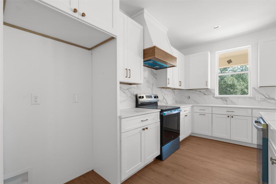 Furnished interior view inside a new home in , Hempstead (Image 8).
