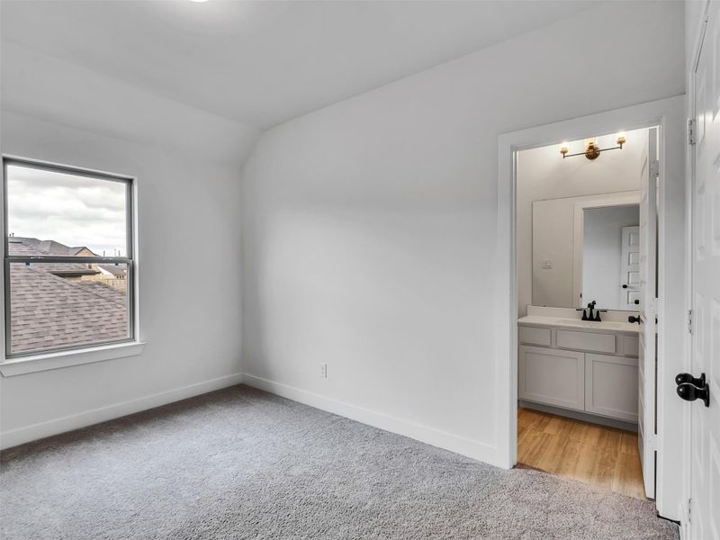Spacious, unfurnished interior of a new home in Cross Creek West, Fulshear (Image 23).