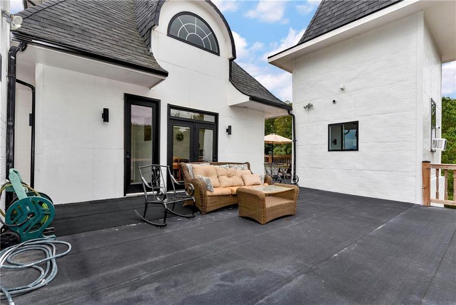 Exterior details and patio area of a home in , Auburn (Image 2).
