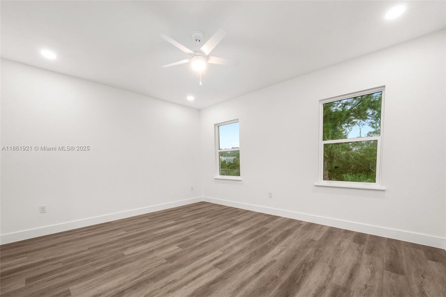 Spacious, unfurnished interior of a new home in , Sebring (Image 18).