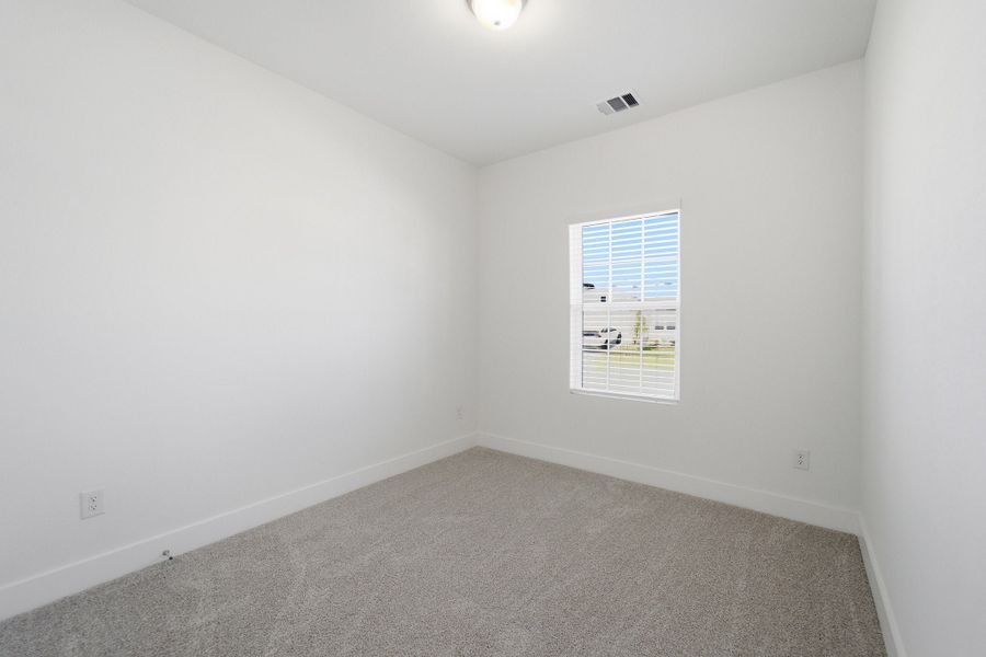 Spacious, unfurnished interior of a new home in Sunfield, Buda (Image 22).